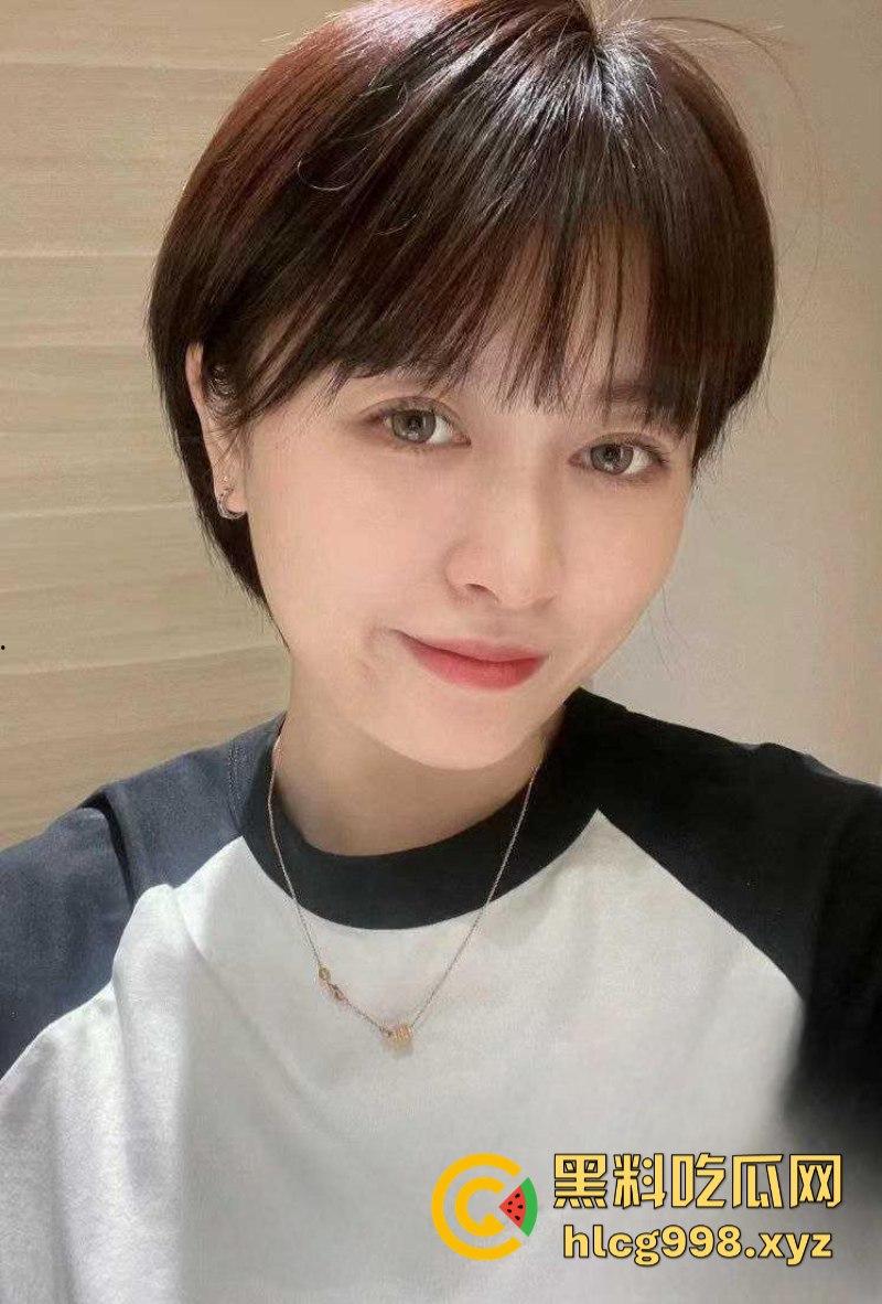 上海公务员【Ivy未央】曾在推特售卖户外露出视频 外秀内骚 各种漏出 现已改行时政评论！绝版资源且看且珍惜  第2张