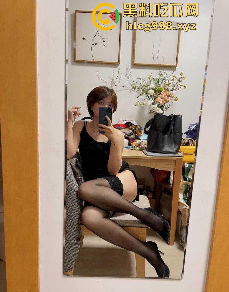 上海公务员【Ivy未央】曾在推特售卖户外露出视频 外秀内骚 各种漏出 现已改行时政评论！绝版资源且看且珍惜  第3张