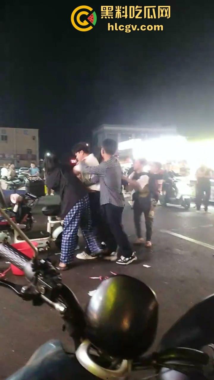 珠海渣男约会小三遭全家围堵暴打 无耻小三被扒光游街 亲爹都看不下去了！  第3张