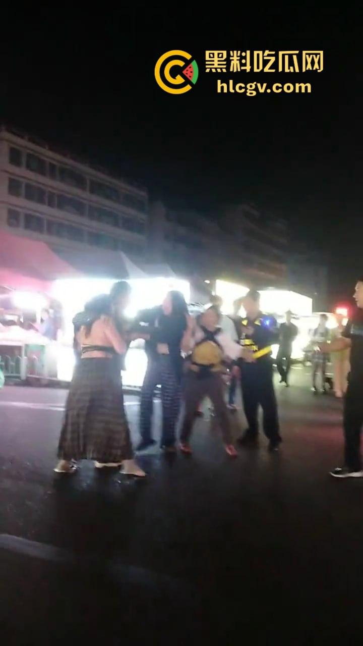 珠海渣男约会小三遭全家围堵暴打 无耻小三被扒光游街 亲爹都看不下去了！  第9张