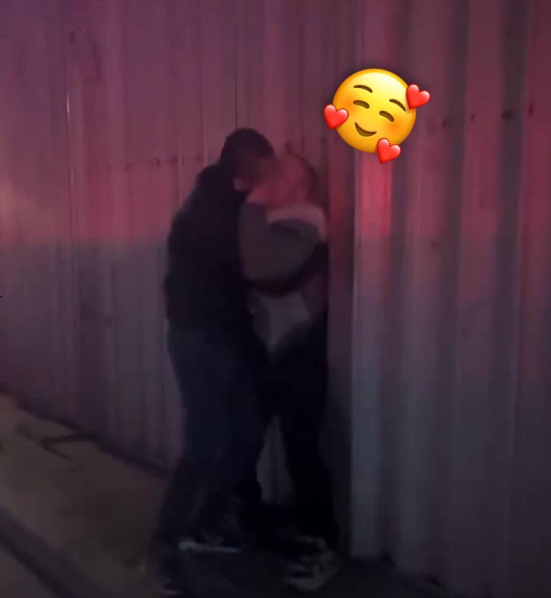 肉麻滚烫！男同表白现场 当街热吻 毫不羞耻的一对胖熊  这个世界已经没有在乎的人了吗 第1张