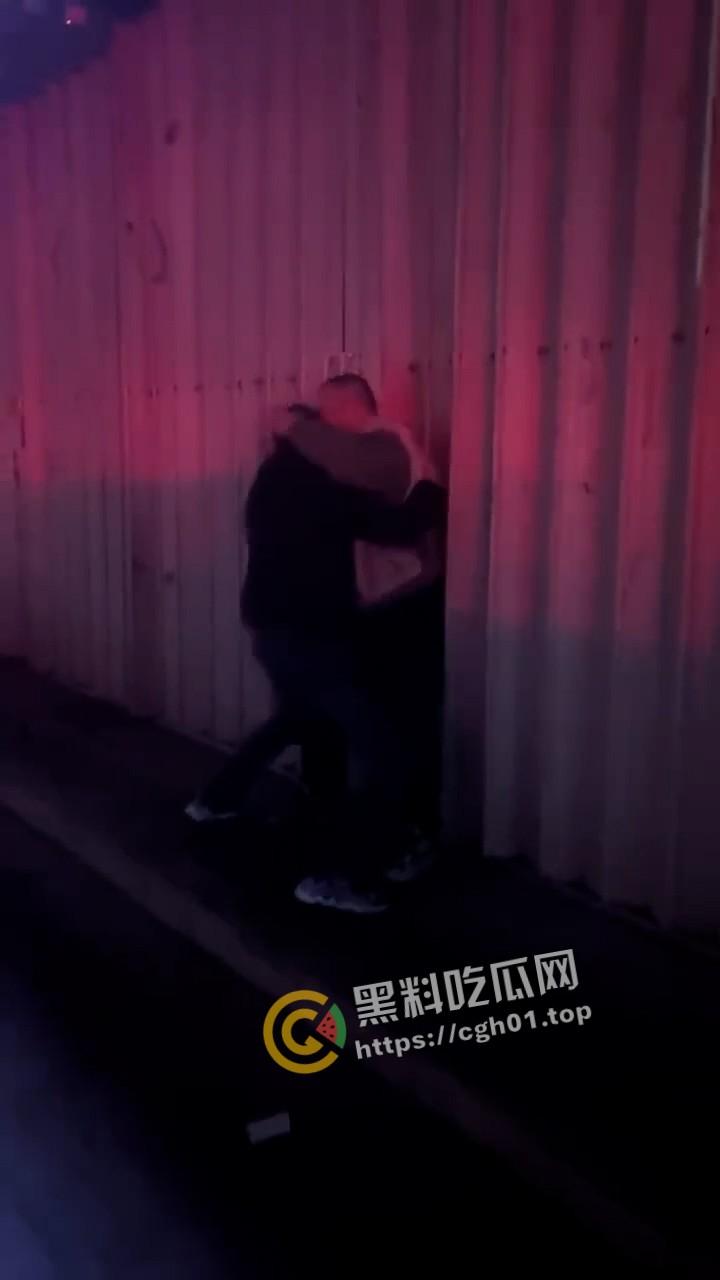 肉麻滚烫！男同表白现场 当街热吻 毫不羞耻的一对胖熊  这个世界已经没有在乎的人了吗 第2张