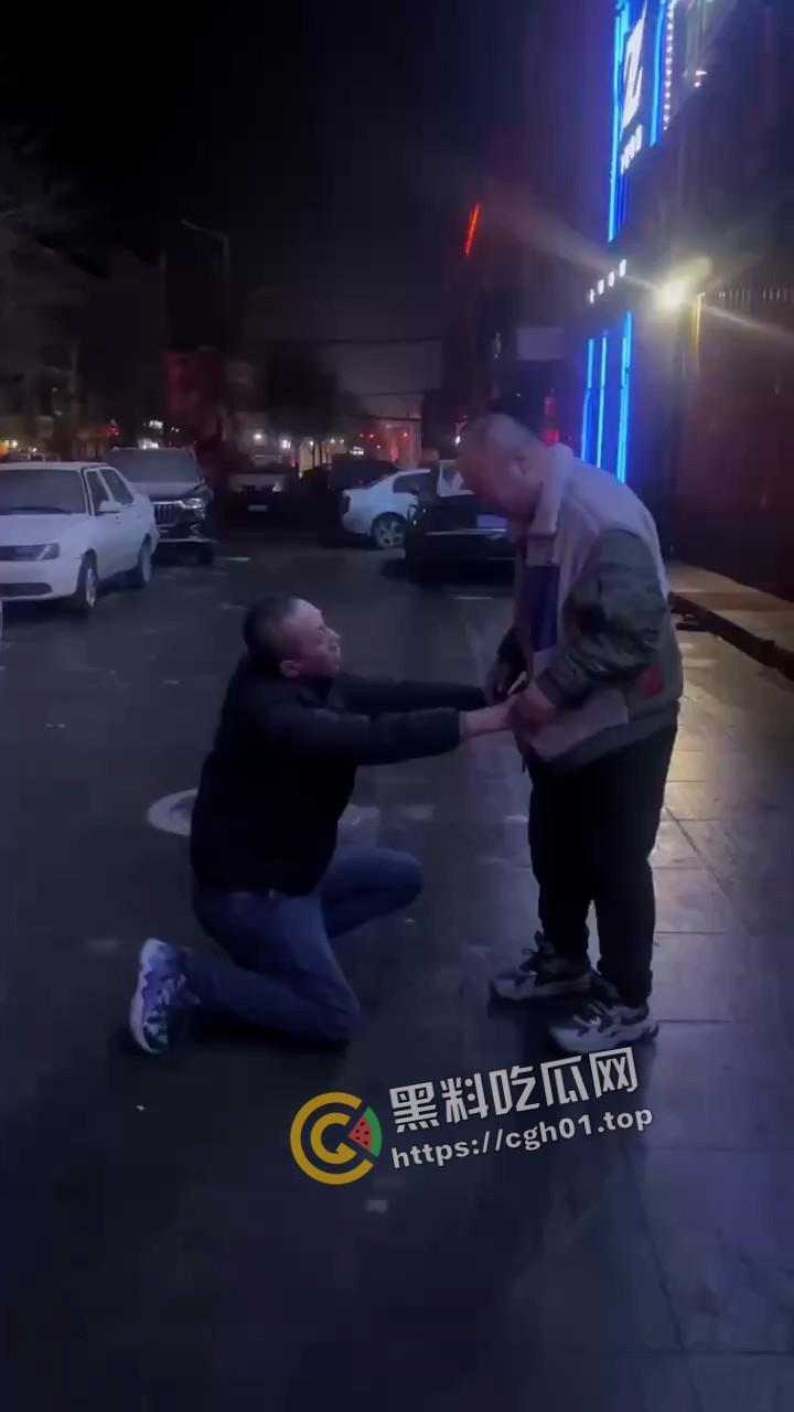 肉麻滚烫！男同表白现场 当街热吻 毫不羞耻的一对胖熊  这个世界已经没有在乎的人了吗 第3张