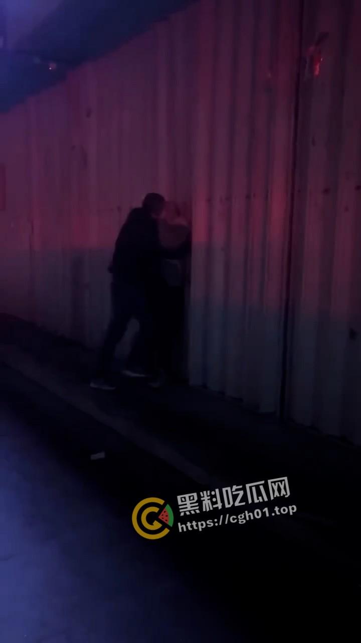 肉麻滚烫！男同表白现场 当街热吻 毫不羞耻的一对胖熊  这个世界已经没有在乎的人了吗 第5张