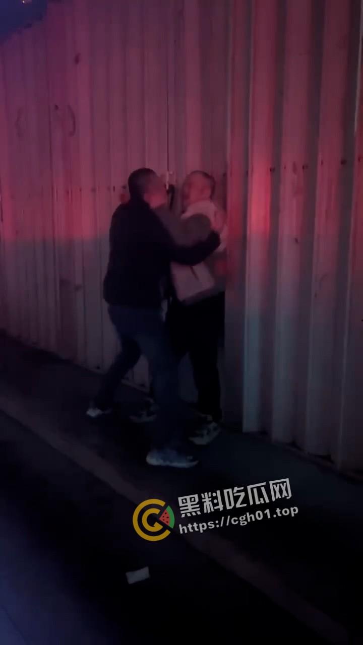 肉麻滚烫！男同表白现场 当街热吻 毫不羞耻的一对胖熊  这个世界已经没有在乎的人了吗 第7张