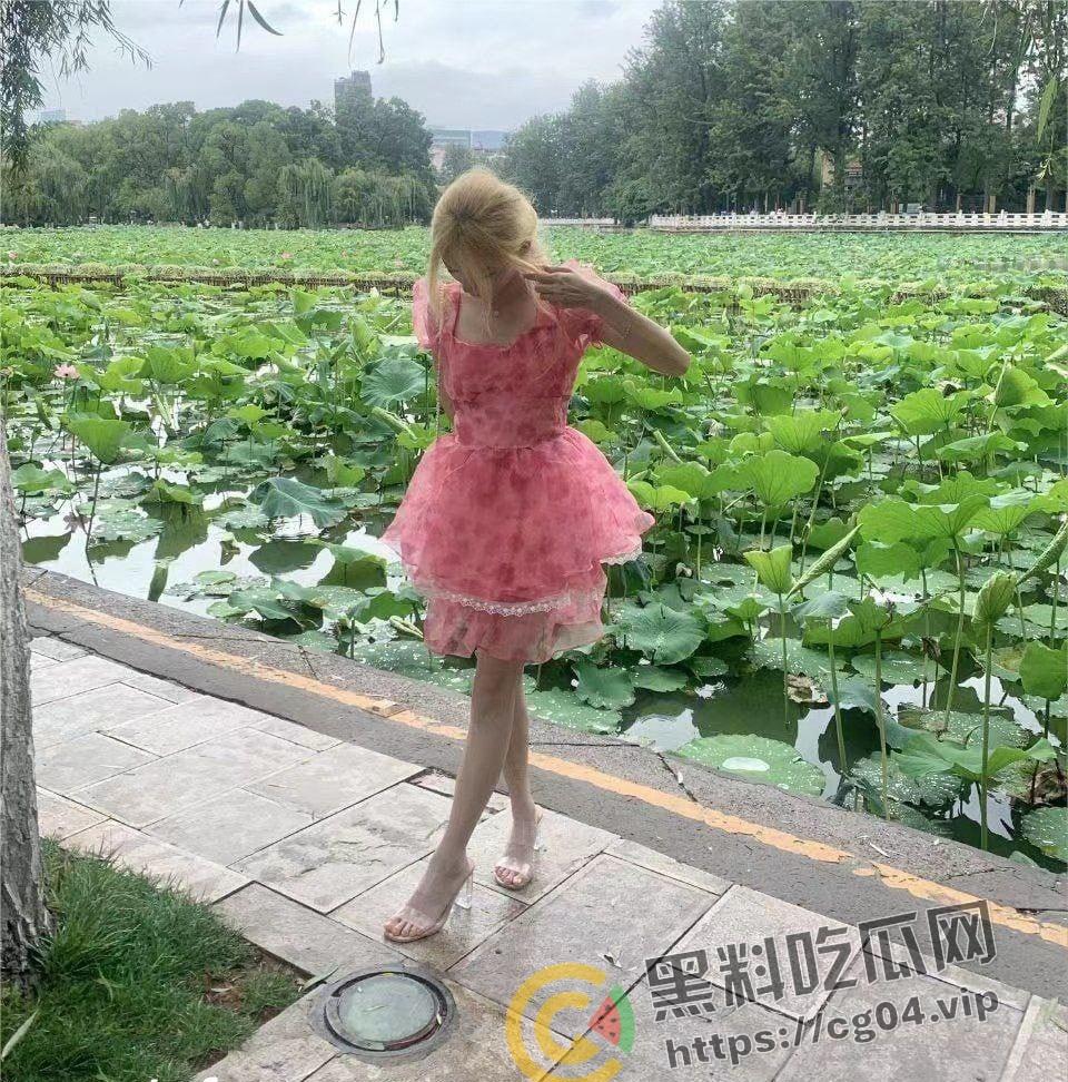 癞蛤蟆终于吃到了天鹅肉！蛰伏多年的猥琐男终于追到了女神 直接给干哭 还把女神给曝光了出来炫耀 多图警告  第2张