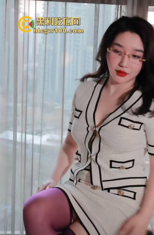 抖音御姐网红【教母eliy】高价定制自慰视频线下跟金主3P性爱遭曝光，知道她玩得花但没想到竟然玩得这么花。  第10张