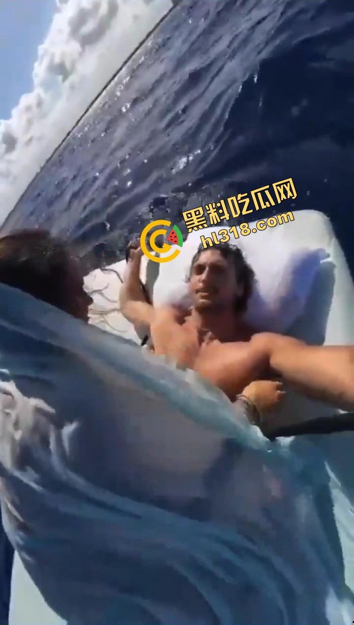 老外挑战大海漂流日逼，日到一半遇金枪鱼，鸡儿抽插手在抓鱼，打完炮还能吃活生鱼片，真正的野外求生！  第2张