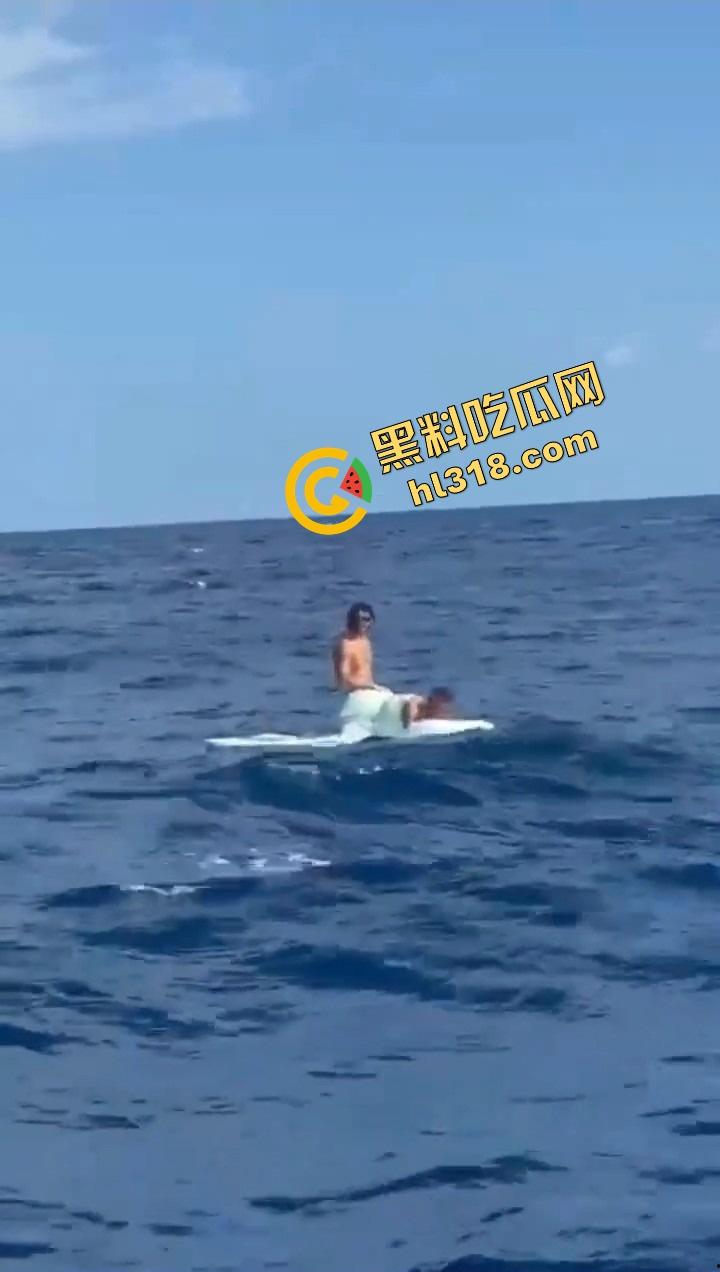 老外挑战大海漂流日逼，日到一半遇金枪鱼，鸡儿抽插手在抓鱼，打完炮还能吃活生鱼片，真正的野外求生！  第3张