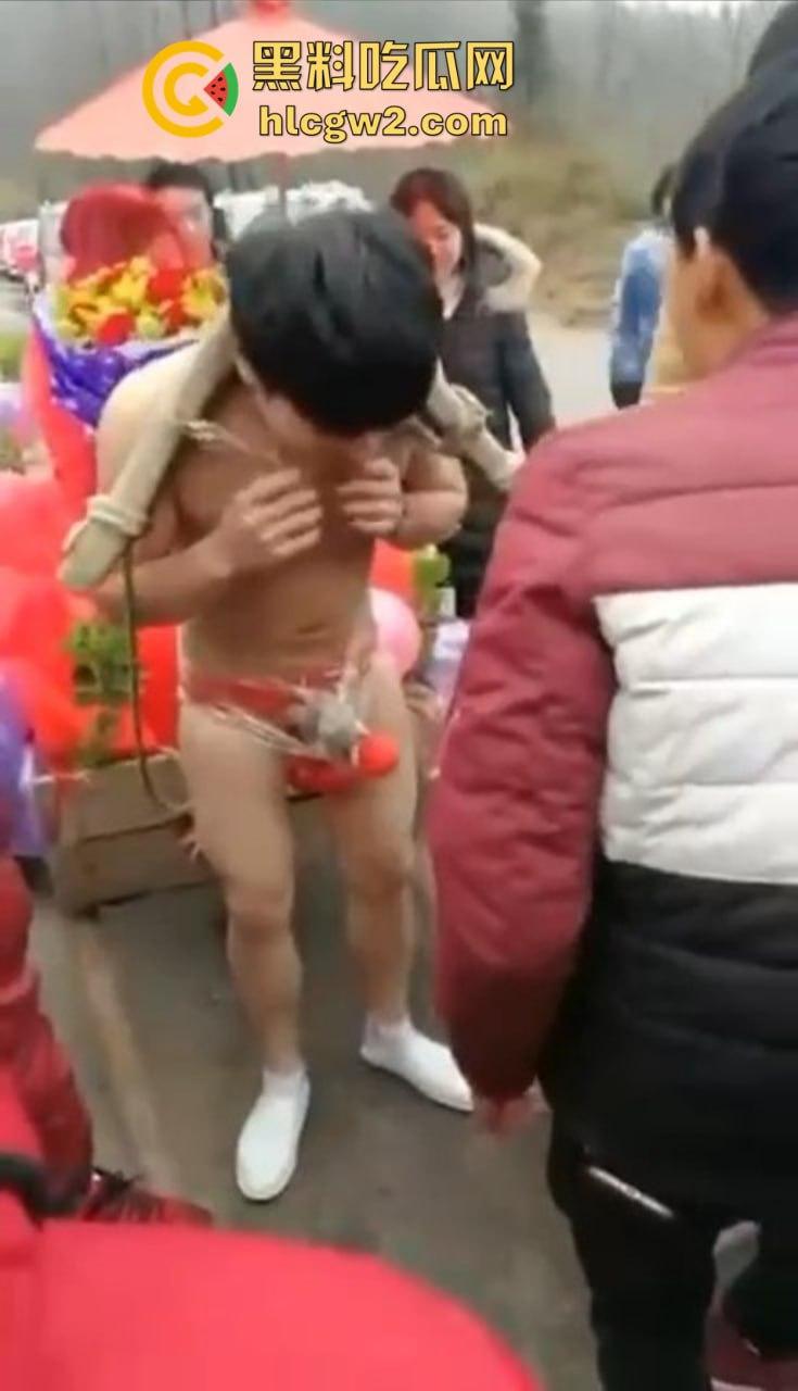 冬天也阻挡不了婚闹骚操作！新郎光着身子拉新娘，挡部麦克风延长到笑裂！  第1张