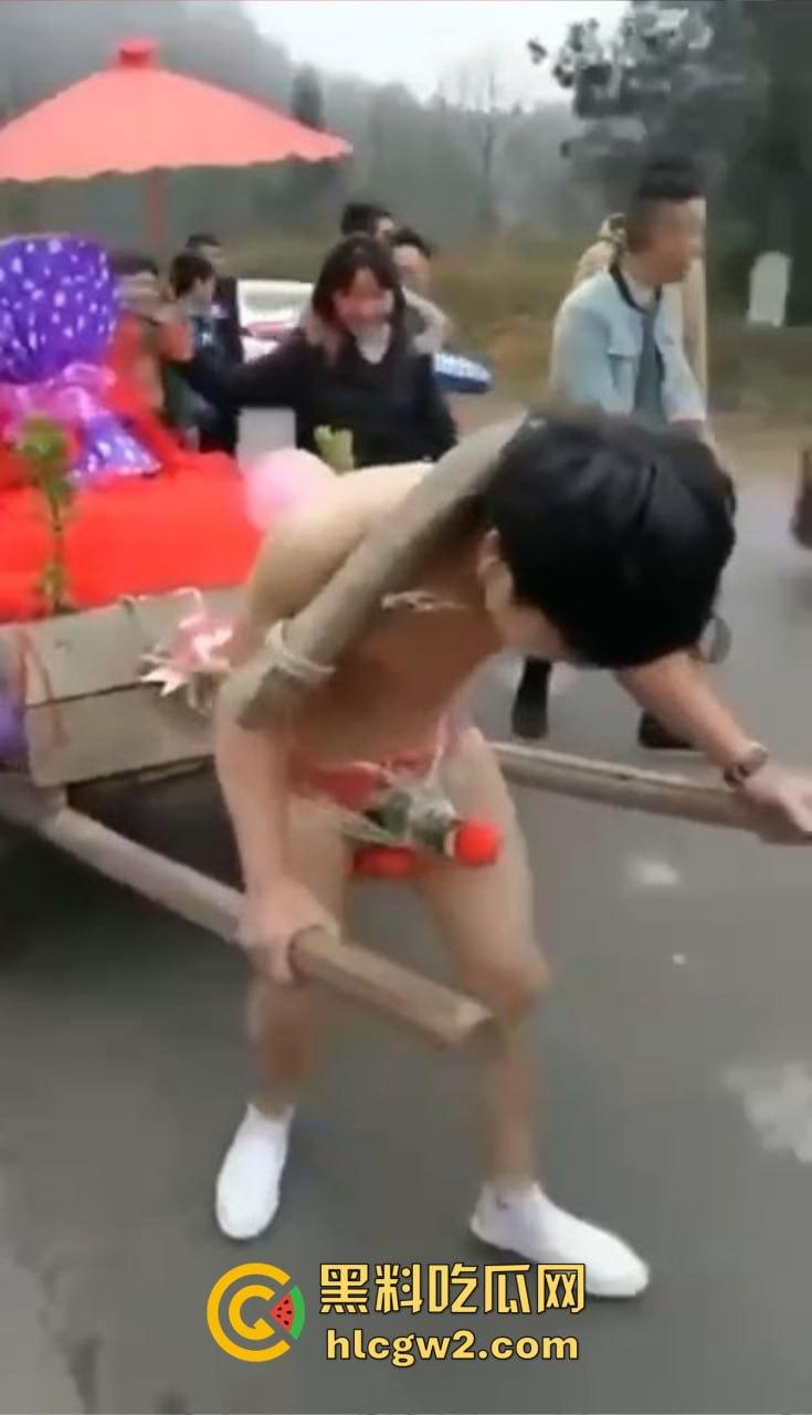 冬天也阻挡不了婚闹骚操作！新郎光着身子拉新娘，挡部麦克风延长到笑裂！  第3张