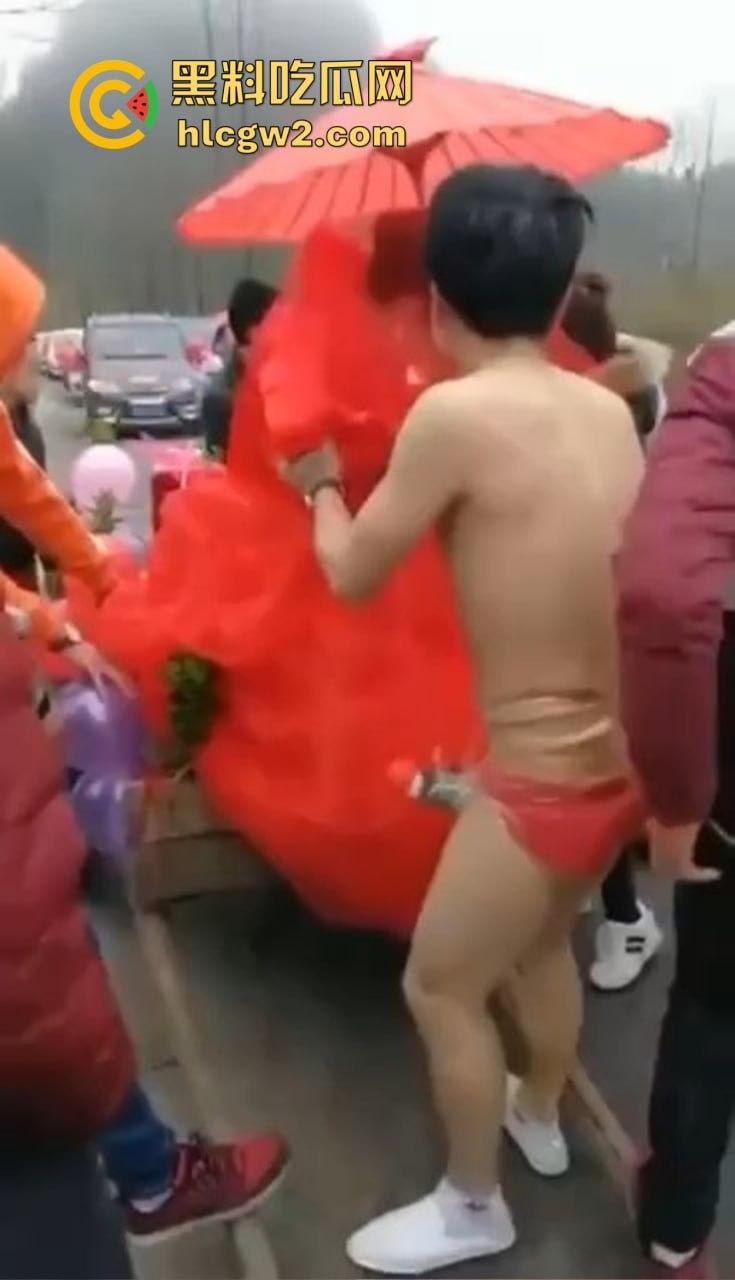冬天也阻挡不了婚闹骚操作！新郎光着身子拉新娘，挡部麦克风延长到笑裂！  第7张