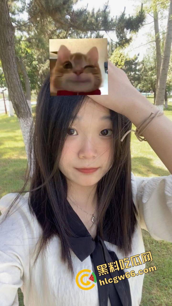 别看穿JK装，南充女大【李萌】骚得一匹，清纯大三女自拍掰穴自慰流出，阴唇黑得像涂了墨水！  第1张