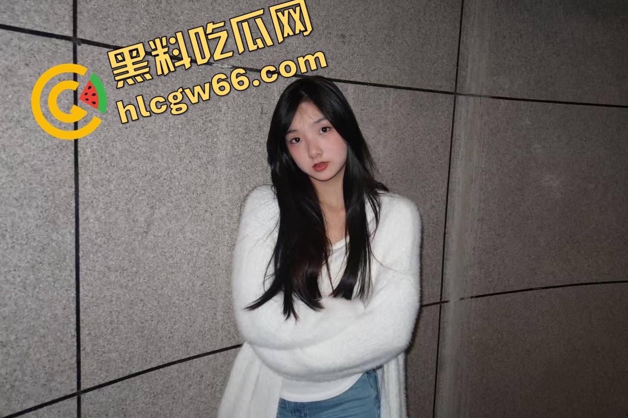 别看穿JK装，南充女大【李萌】骚得一匹，清纯大三女自拍掰穴自慰流出，阴唇黑得像涂了墨水！  第4张