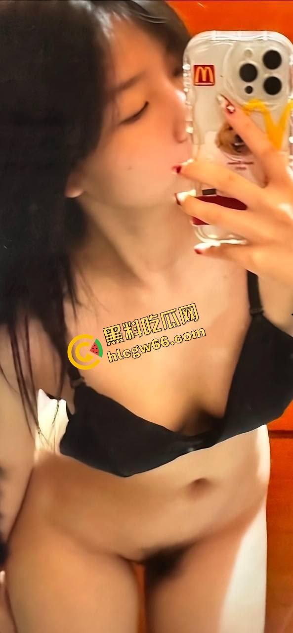 别看穿JK装，南充女大【李萌】骚得一匹，清纯大三女自拍掰穴自慰流出，阴唇黑得像涂了墨水！  第6张