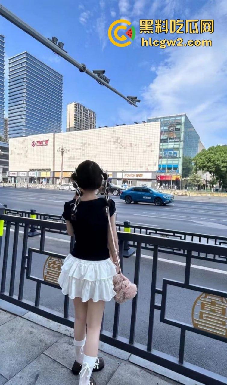 极品露脸嫩妹学生反差婊【蓝心然】生活照外流！云盘意外泄露，私藏逼照和裸照一览无遗，反差骚货实锤！  第2张