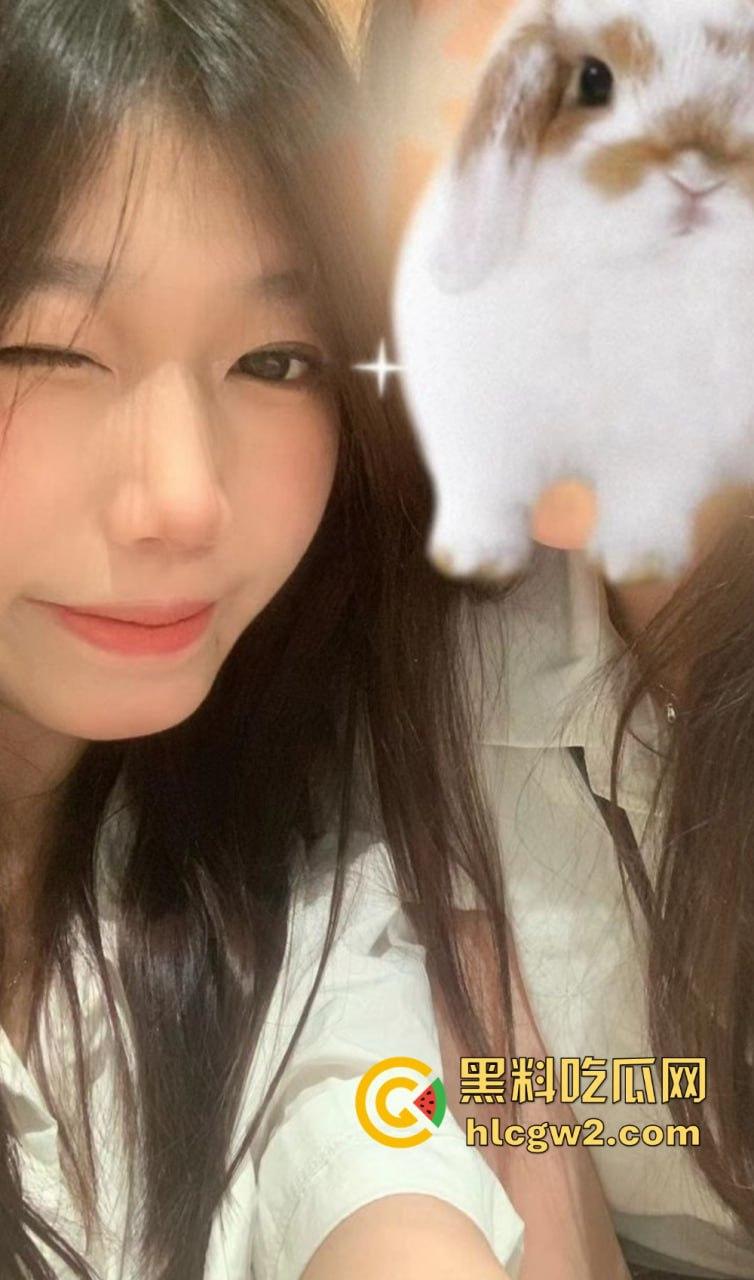 极品露脸嫩妹学生反差婊【蓝心然】生活照外流！云盘意外泄露，私藏逼照和裸照一览无遗，反差骚货实锤！  第3张