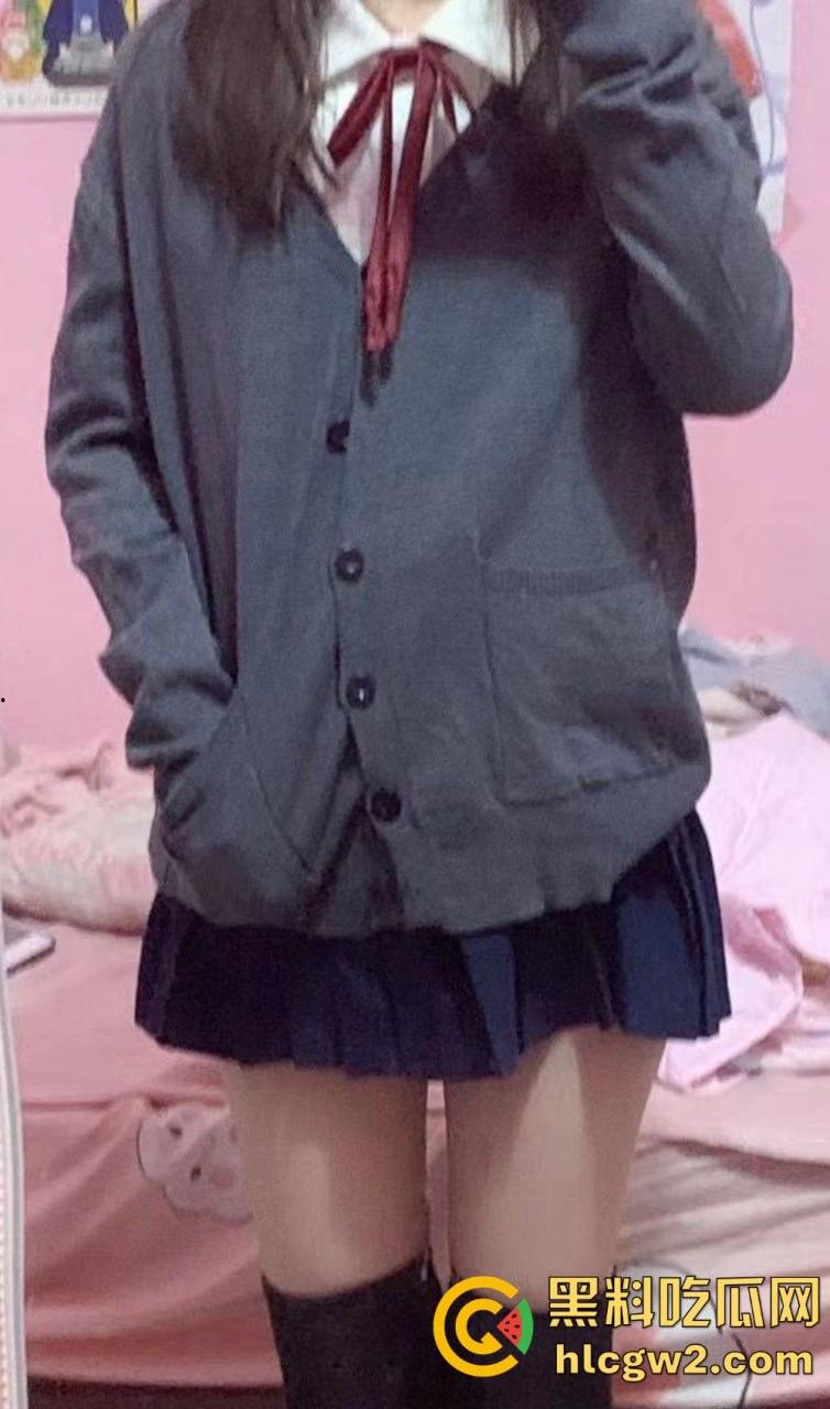 极品露脸嫩妹学生反差婊【蓝心然】生活照外流！云盘意外泄露，私藏逼照和裸照一览无遗，反差骚货实锤！  第6张