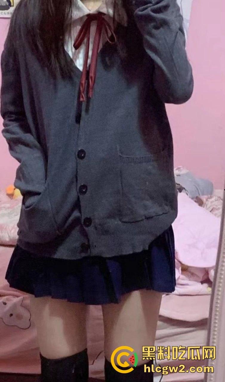 极品露脸嫩妹学生反差婊【蓝心然】生活照外流！云盘意外泄露，私藏逼照和裸照一览无遗，反差骚货实锤！  第8张