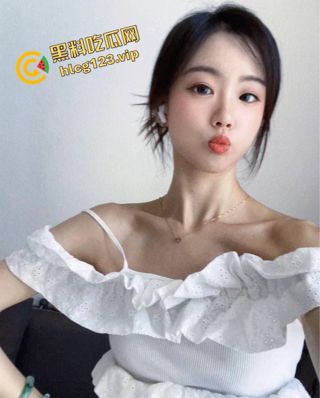 26岁研究生女神【刘美丽】的反差肥臀足控！露胸内衣加嫩乳头双手抓爆，肥臀后入任劳任怨！  第1张