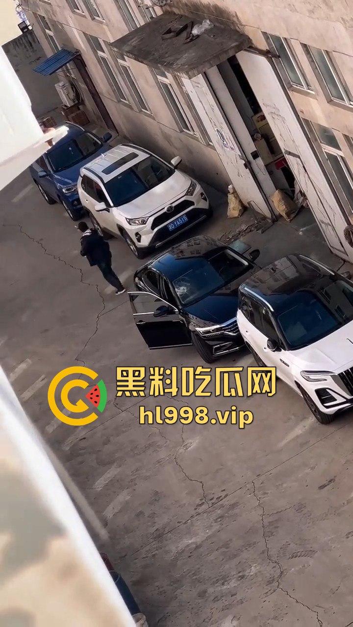 天津丈夫怀疑老婆出轨怒砸车，老婆吓得弃车逃跑！掏出自制手枪开火，枪声堪比沙鹰，建国后还敢造枪！  第2张