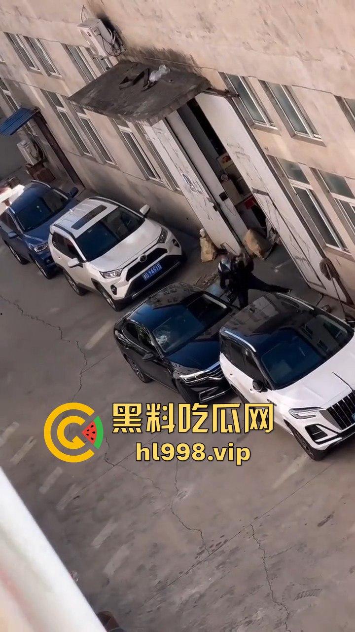 天津丈夫怀疑老婆出轨怒砸车，老婆吓得弃车逃跑！掏出自制手枪开火，枪声堪比沙鹰，建国后还敢造枪！  第4张