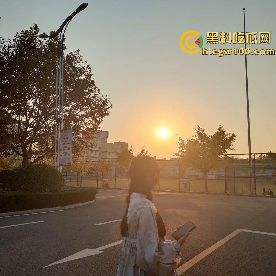 推特女菩萨【桃谷若姬子】露脸反差唯美COS，洛丽塔搭配白丝黑丝，展示粉嫩鲍鱼  第73张