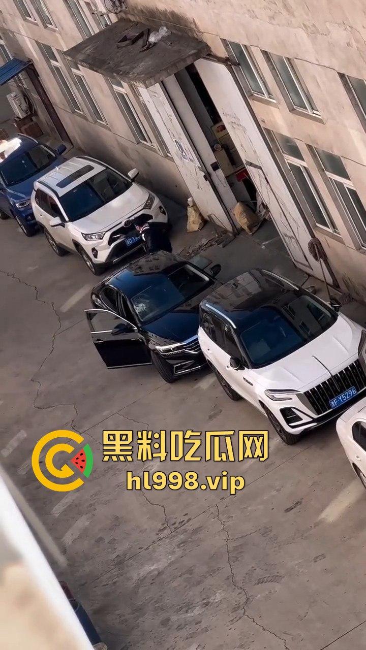 天津丈夫怀疑老婆出轨怒砸车，老婆吓得弃车逃跑！掏出自制手枪开火，枪声堪比沙鹰，建国后还敢造枪！  第11张