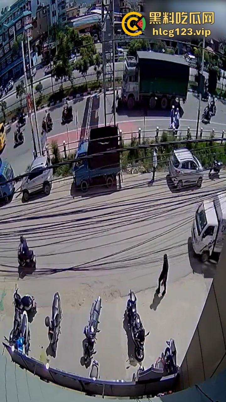 血腥慎点！太惨烈！尼泊尔一男子遭货车碾压拖行 “肠子都出来了！”  第1张