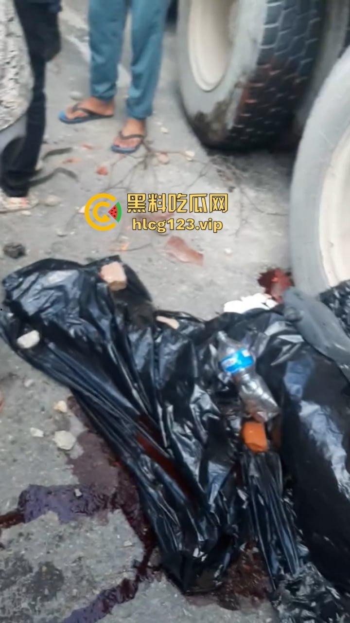 血腥慎点！太惨烈！尼泊尔一男子遭货车碾压拖行 “肠子都出来了！”  第9张