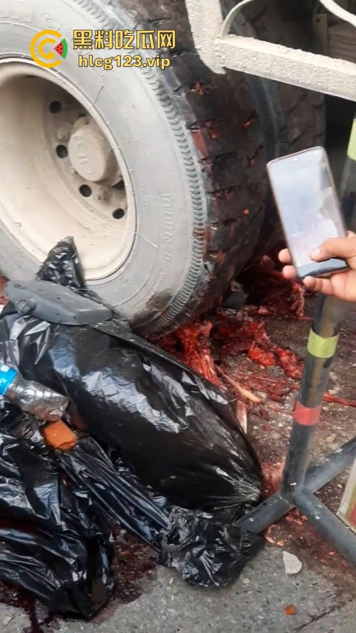 血腥慎点！太惨烈！尼泊尔一男子遭货车碾压拖行 “肠子都出来了！”  第10张