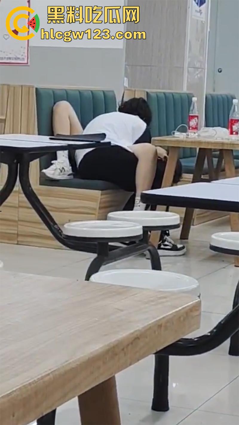 山西应用科技学院，学生妹趁男友回家，和男友室友食堂激情运动，玩的真大胆啊，真是骚没边了！  第5张