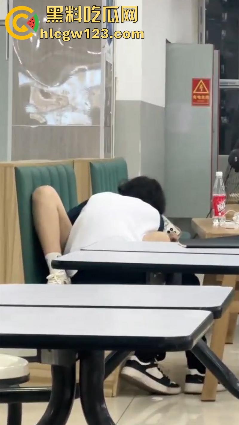 山西应用科技学院，学生妹趁男友回家，和男友室友食堂激情运动，玩的真大胆啊，真是骚没边了！  第6张