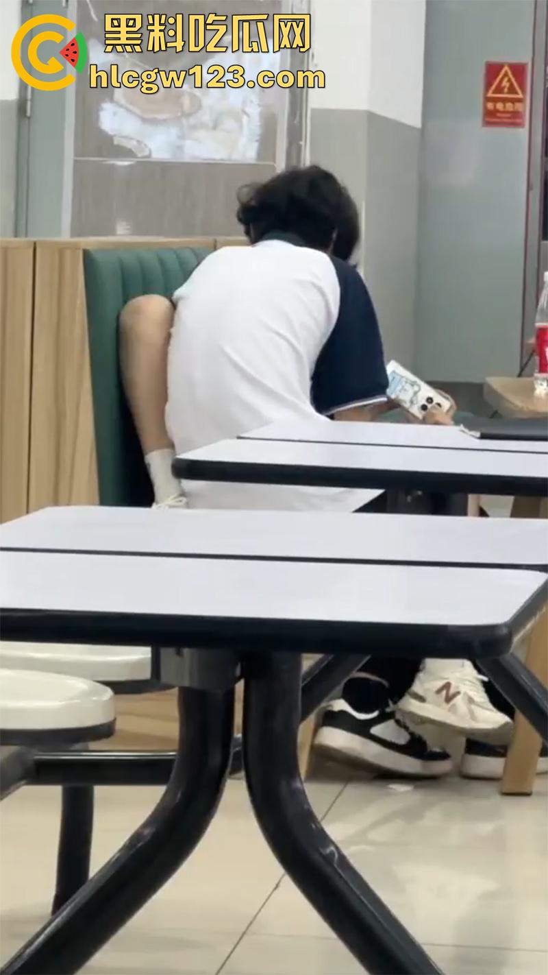 山西应用科技学院，学生妹趁男友回家，和男友室友食堂激情运动，玩的真大胆啊，真是骚没边了！  第7张