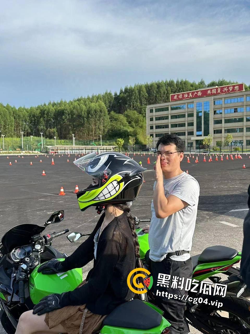 南宁邕武路夜市反差婊【泡面妹】婚内做鸡 2400一夜 下单的都是老公的好兄弟  第5张