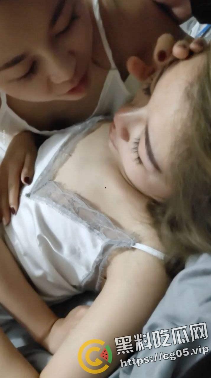 畜生！女子带离婚的同事和老公玩双飞 就让小孩在旁边看着 吃鸡吧的时候还跟小孩子说妈妈吃一口你吃一口  第13张