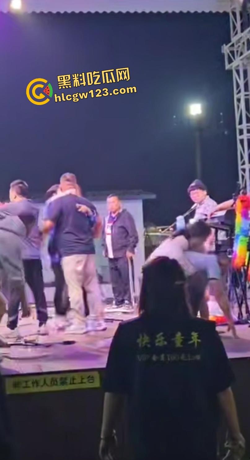 舞台上惊天黑料老婆被猥亵，妻子还抱老公让几人打成猪头，事后老公查出老婆出轨！  第4张