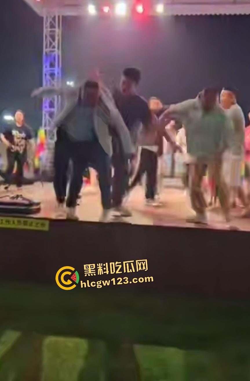 舞台上惊天黑料老婆被猥亵，妻子还抱老公让几人打成猪头，事后老公查出老婆出轨！  第6张