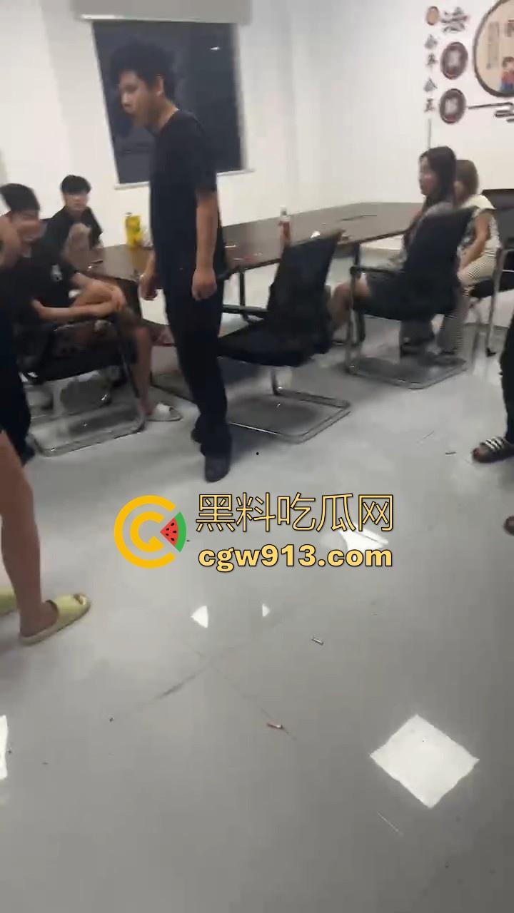 湖北武汉精神小伙和精神小妹，霸凌一个未成年女生，满18还敢造次？这种就应该抓进去关几天！  第12张