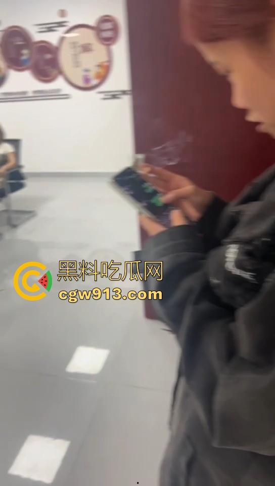 湖北武汉精神小伙和精神小妹，霸凌一个未成年女生，满18还敢造次？这种就应该抓进去关几天！  第14张