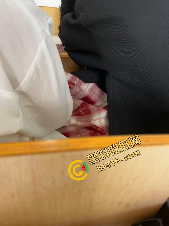 工商大课堂情侣上演当众扣逼，女的一边听课一边夹腿呻吟，逼水湿透凳子，老师讲高数她在学生物！  第10张