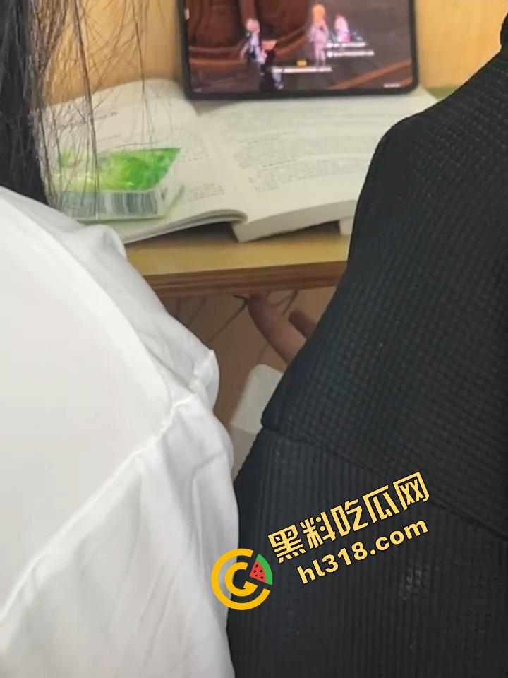 工商大课堂情侣上演当众扣逼，女的一边听课一边夹腿呻吟，逼水湿透凳子，老师讲高数她在学生物！  第12张