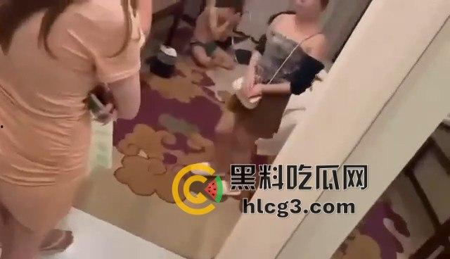 酒店门口堵门抓奸！气愤难忍，还带摄像团队拍下这对狗男女，记录‘被绿’的全程！  第4张