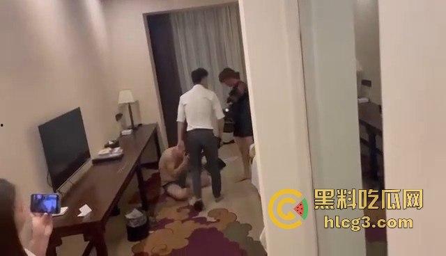 酒店门口堵门抓奸！气愤难忍，还带摄像团队拍下这对狗男女，记录‘被绿’的全程！  第5张