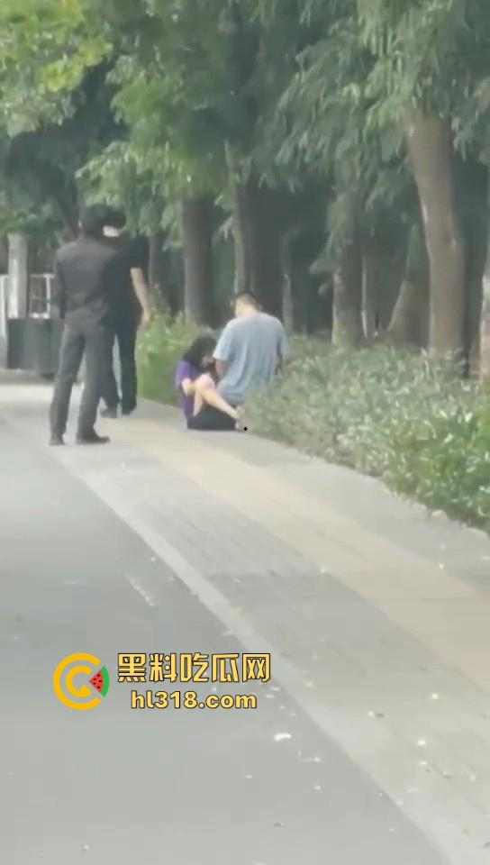 激情情侣马路边操逼！要不是有路人经过劝解还继续干，当路人都是你们两paly的一环呗！  第2张