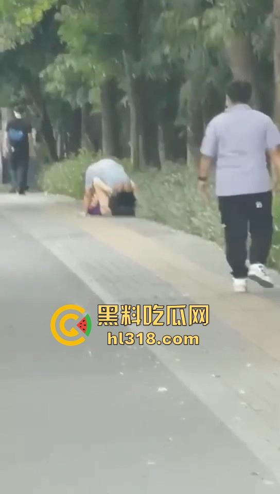 激情情侣马路边操逼！要不是有路人经过劝解还继续干，当路人都是你们两paly的一环呗！  第4张