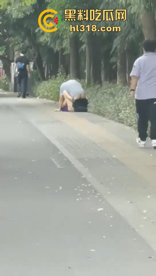 激情情侣马路边操逼！要不是有路人经过劝解还继续干，当路人都是你们两paly的一环呗！  第5张