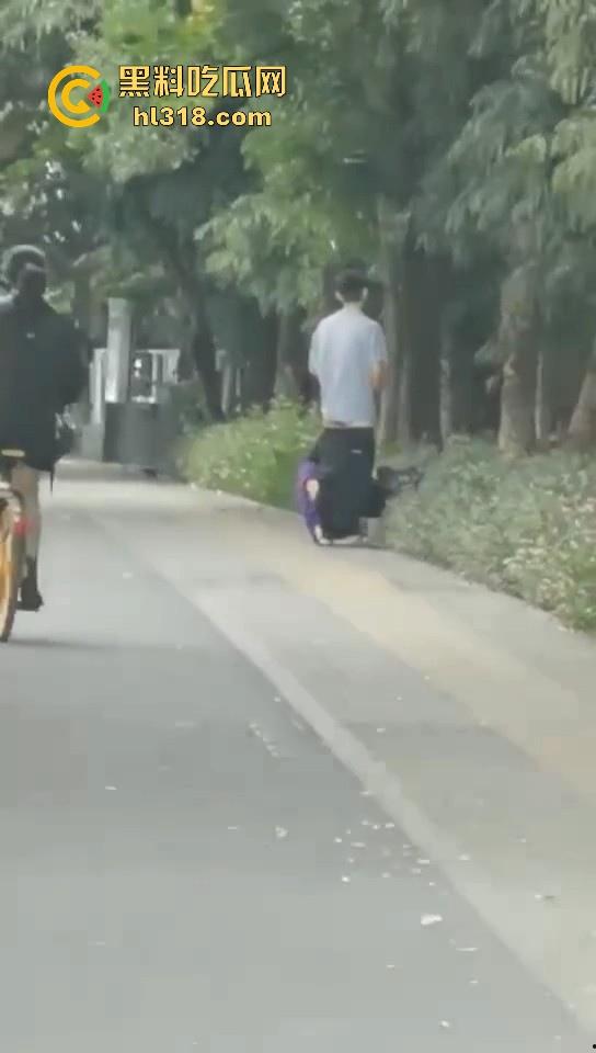 激情情侣马路边操逼！要不是有路人经过劝解还继续干，当路人都是你们两paly的一环呗！  第8张