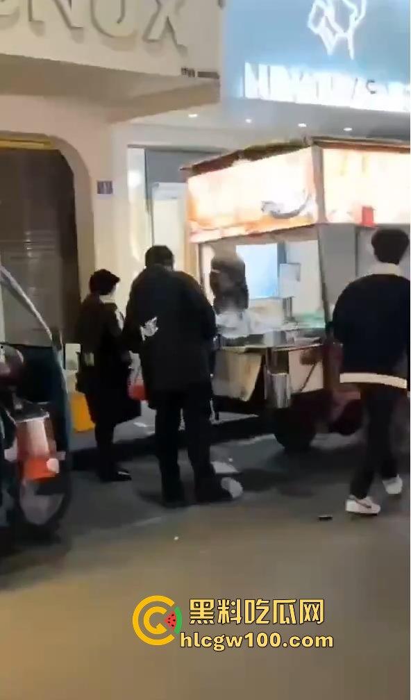 福建南平惊险一男子在夜宵摊用刀具不停地捅刺一女生，大老爷们怎么下得去手的。  第3张