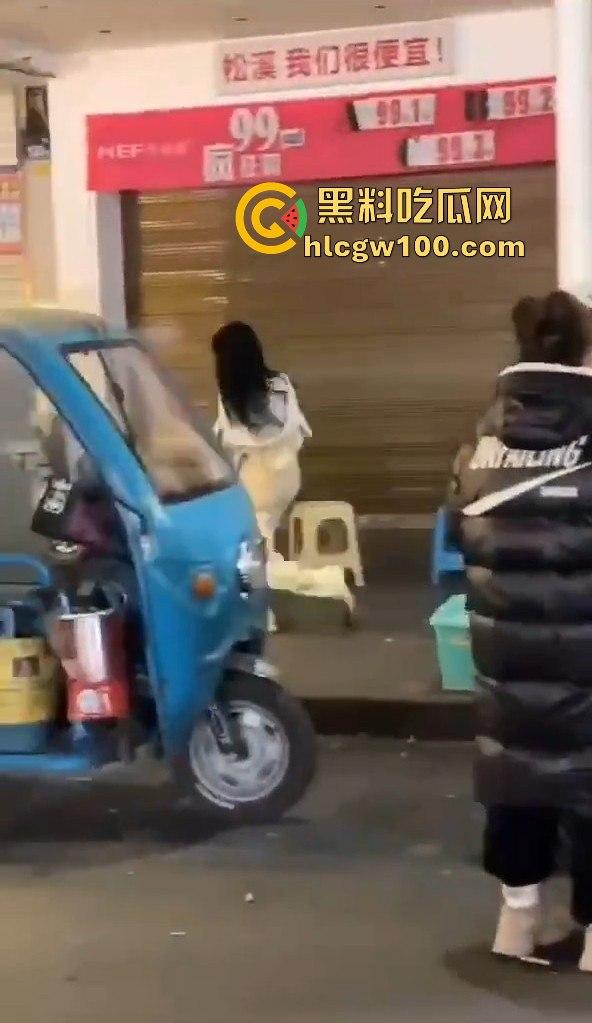 福建南平惊险一男子在夜宵摊用刀具不停地捅刺一女生，大老爷们怎么下得去手的。  第5张